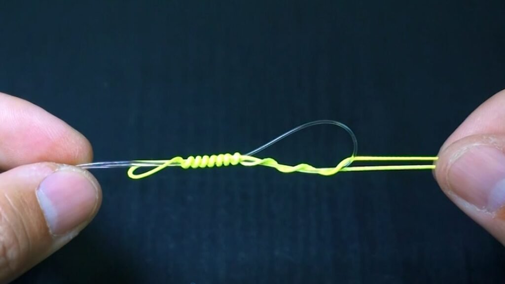 Detalle de un nudo de unión entre trenzado amarillo y bajo de fluorocarbono